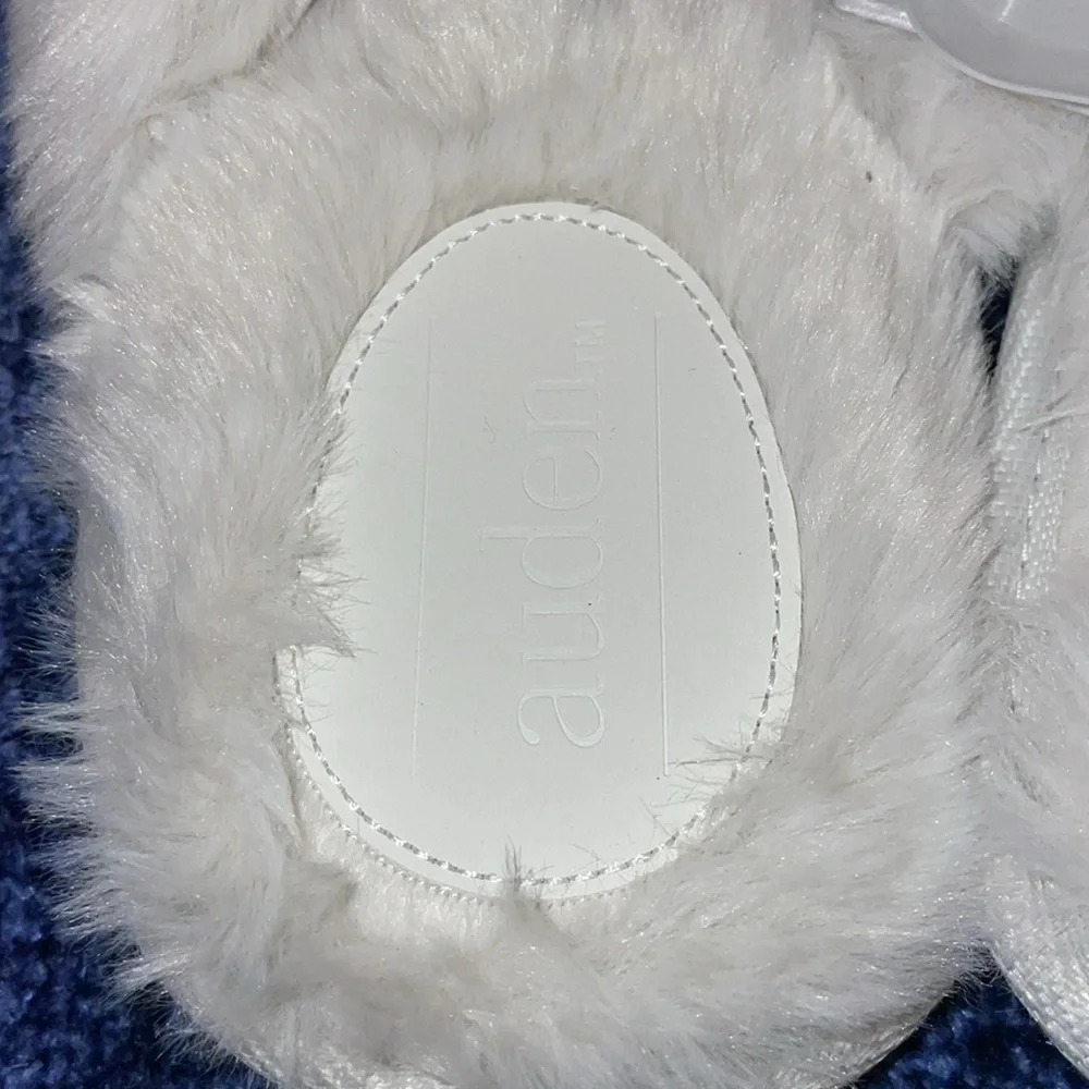 NWT Auden Cream Fuzzy Slippers with Silver Sequin Accents.  Size Large 9/10. - Picture 4 of 7
